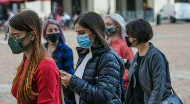 Covid, negli Usa tornano le mascherine. In Italia gli esperti si dividono: «Indossarle sui mezzi». «No, vaccinare i fragili»