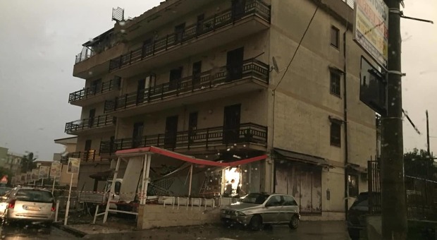 Maltempo, a Chiaiano parte di un balcone crolla sulla tettoia di un market: ferito un operaio