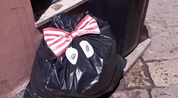 I cittadini adottano i rifiuti abbandonati e non raccolti: ecco "Munnezza", la mascotte degli esasperati