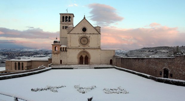 Maltempo, altra giornata di neve: fiocchi anche sulle colline di Firenze