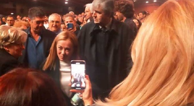 Giorgia Meloni allo spettacolo di Checco Zalone: «Ha preferito me al karaoke con Macron»