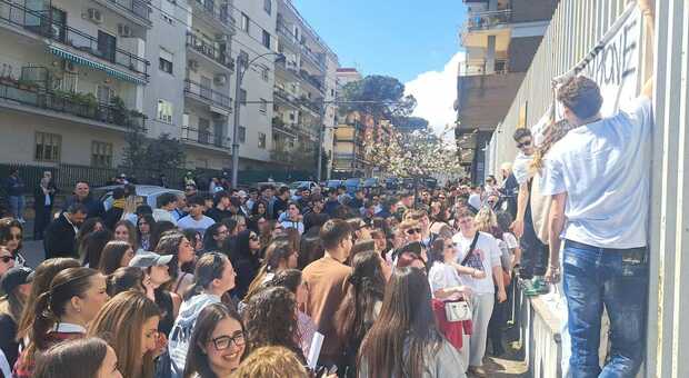 Omicidio Santo Romano, parte il processo per il killer. Folla di ragazzi davanti al Tribunale: «Giustizia»
