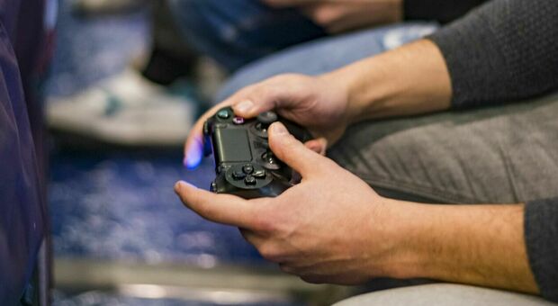 La mamma non gli compra la Playstation, il 22enne con un pugno le rompe uno zigomo: braccialetto elettronico e divieto di avvicinarla