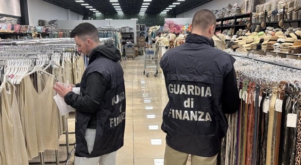 Falsi di lusso: abiti griffati Vuitton, Gucci e Chanel ma tutti contraffatti: il sequestro in negozio porta fino al grossista. Titolari denunciati