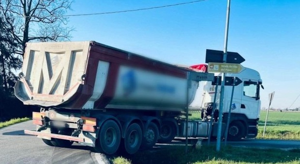 Tir in via Calstorta nonostante i divieti: «E di notte è stato perfino tombinato un fosso per consentire il transito»