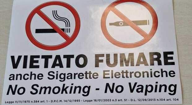 Fumano sigarette elettroniche sui bus: c' il divieto, ma senza multe. Strappati gli avvisi sui mezzi: Chi prova a richiamare i ragazzi, rischia Fumano sigarette elettroniche sui bus: c' il divieto, ma senza multe. Strappati gli avvisi sui mezzi: Chi prova a richiamare i ragazzi, rischia