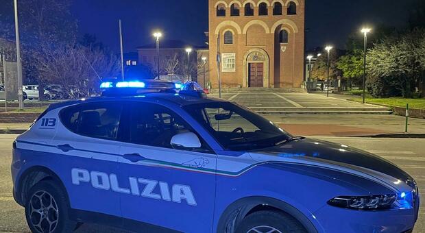 Picchia l'ex fidanzata di 15 anni e la mamma che ha cercato di difenderla, le insegue e le minaccia: arrestato 19enne