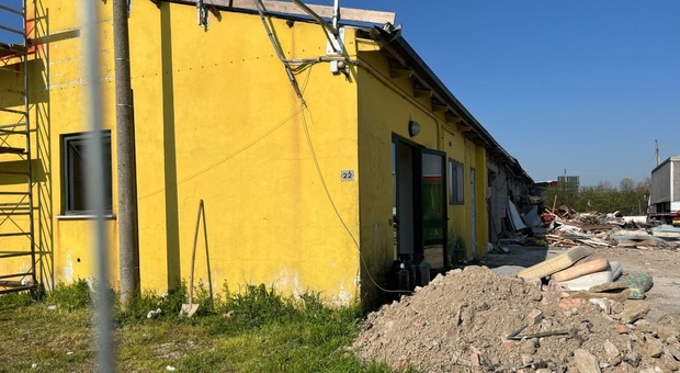 Discarica abusiva vicina all’autostrada A4, gli operai del cantiere per la terza corsia la sgomberano. Il sindaco: «Problema che ci trascinavamo da anni»