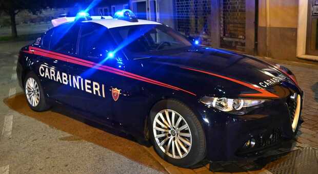 Controllato in strada con della ketamina addosso, i carabinieri risalgono alla casa dove era stato con gli amici: un arresto e tre segnalati