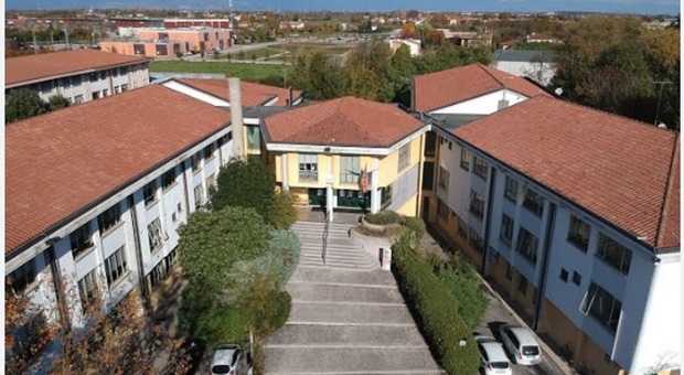 «Questo è per te» e gli tira un pugno fuori da scuola: tecnico del Sansovino aggredito da uno sconosciuto