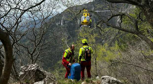 Parapendio precipita sul Monte Grappa: ferito un 55enne svizzero, tre ore di intervento per raggiungerlo e salvarlo