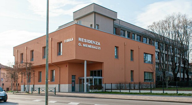 Operatrici della casa di riposo aggredite, urla e spintoni dentro la residenza Menegazzi: non è la prima volta che succede. Arriva la polizia