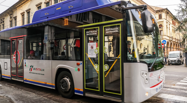 Attacco hacker a Busitalia, violati i dati personali dei passeggeri: «Cambiate la password»