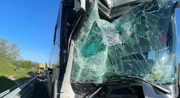 Frosinone, terrore sul bus della gita: bambini sotto choc. Lo psicologo della Asl: «Non  drammatizzare né minimizzare»