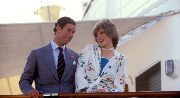 Addio a David Sassoon, lo stilista dei reali: vestì Diana, Camilla, Audrey Hepburn e Jackie Kennedy