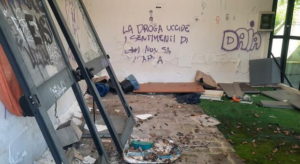 Frosinone, la stazione dell’ascensore inclinato devastata dai vandali. Il progetto per farlo ripartire ancora al palo