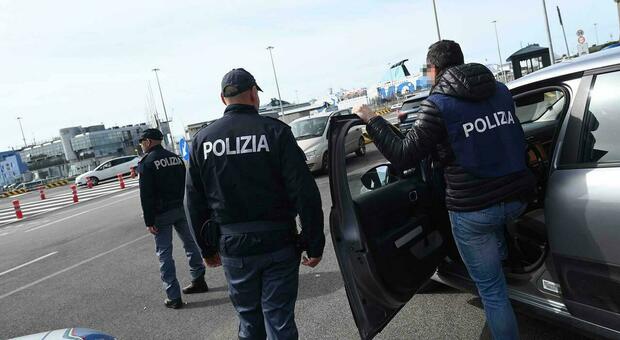 https://statics.cedscdn.it/photos/MED/2025/04/12/8775145_12142039_8525843_07220120_polizia.jpg