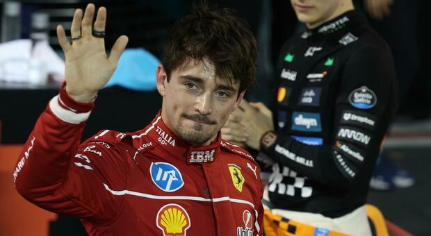 Charles Leclerc festeggia la conquista della partenza in prima fila a fianco di Piastri nel Gran Premio del Bahrein