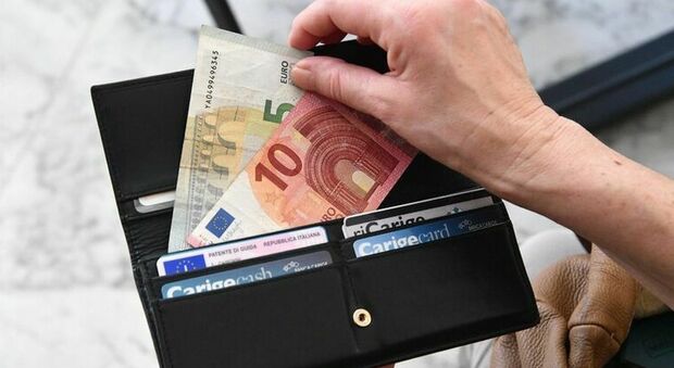 https://statics.cedscdn.it/photos/MED/2025/04/13/8776823_13121228_stipendio_al_mese_senza_lavoro_esperimento_reddito_garantito_germania_oggi_13_4_2025.jpg
