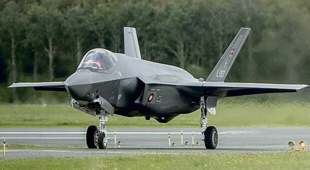 Dazi, la Cina blocca l'export delle terre rare cruciali per l'industria tech e militare: stop ai magneti per smartphone e caccia da combattimento F-35