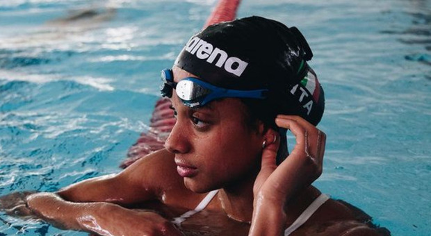 Sara Curtis batte il record di Federica Pellegrini, chi è la nuotatrice italiana: dove vive, fidanzato, carriera, studi ed età