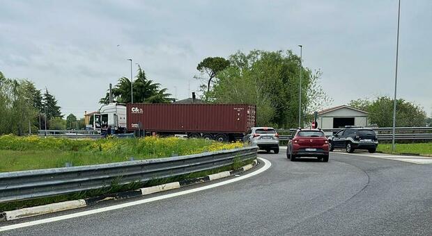 Tir rompe l'impianto idraulico e si blocca di traverso nella rotonda di Rustignè: traffico paralizzato per oltre due ore