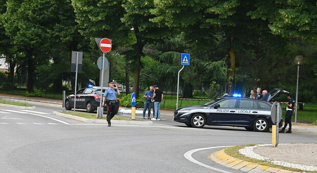 Auto pirata guidata da una mamma travolge un 17enne in scooter e scappa: «Non posso fermarmi, sono in ritardo al lavoro»