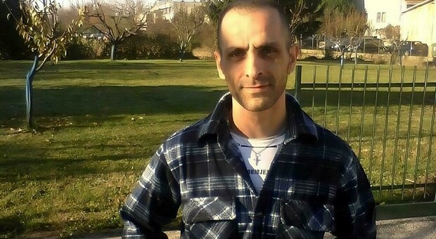 Massimiliano Mulas, carabinieri in carcere per prelevare i suoi abiti: analisi dei tessuti per blindare le accuse Massimiliano Mulas, carabinieri in carcere per prelevare i suoi abiti: analisi dei tessuti per blindare le accuse
