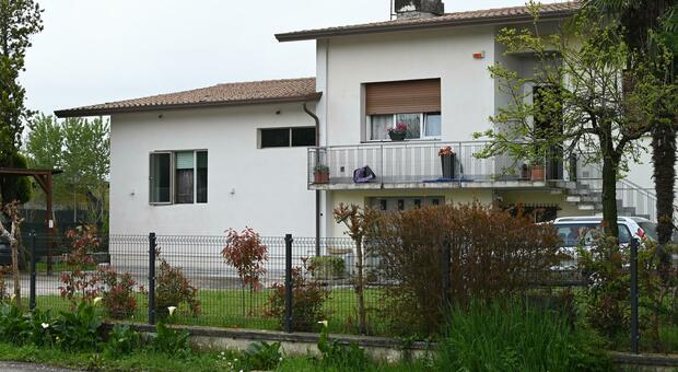 Incendio nella notte, le fiamme avvolgono la cameretta: 16enne bloccata nel rogo, salvata dai pompieri