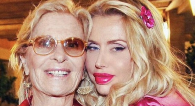 https://statics.cedscdn.it/photos/MED/2025/04/20/8790718_20095829_valeria_marini_gianna_orru_mamma.jpg