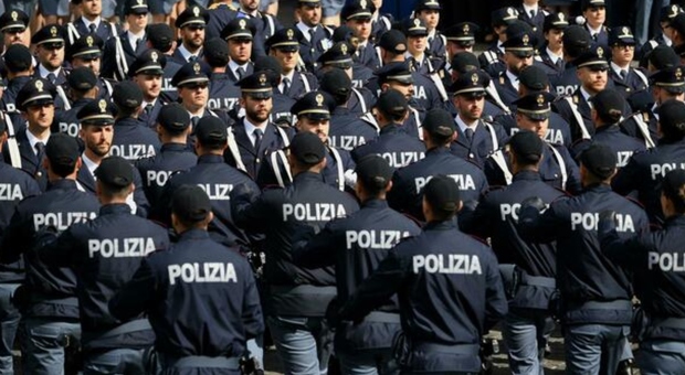 https://statics.cedscdn.it/photos/MED/2025/04/22/8793380_22184035_polizia_stato_concorso_allievi_requisiti_scadenza_come_fare_domanda_oggi_23_4_2025.jpg