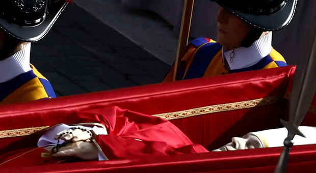 https://statics.cedscdn.it/photos/MED/2025/04/23/8795007_23114649_papa_francesco_traslazione_salma_video_oggi_23_4_2025.jpg