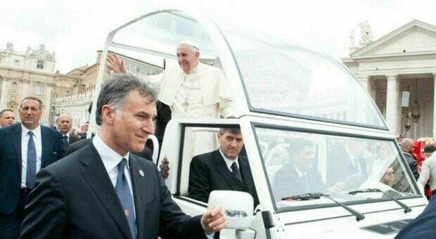 https://statics.cedscdn.it/photos/MED/2025/04/25/8798932_25090844_luigi_carnevale_scorta_papa_prefetto_cosa_ha_detto_oggi_25_4_2025.jpg