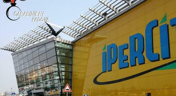 Rissa tra bulle all'Ipercity, due Daspo: una delle 15enni ha partecipato all'aggressione dei vigili in piazza dei Signori