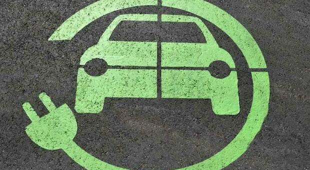 Un posto auto riservato ad auto con la spina