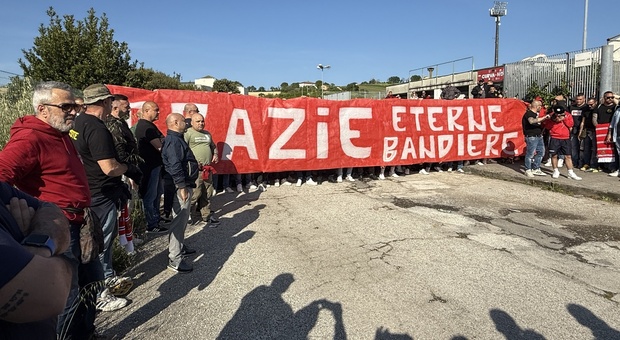Ancona, Gadda e Guerini salutati come eroi: i tifosi rimasti fuori per protesta a fine partita hanno abbracciato calorosamente le due bandiere