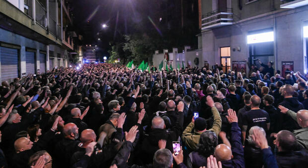 Sergio Ramelli, saluti romani al corteo a Milano. E dai balconi risuona "Bella Ciao"