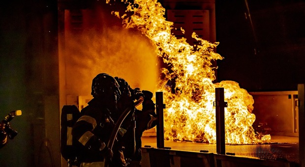 https://statics.cedscdn.it/photos/MED/2025/04/30/8808168_30065437_incendio_.jpg