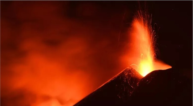 https://statics.cedscdn.it/photos/MED/2025/04/30/8808178_30074852_etna.jpg