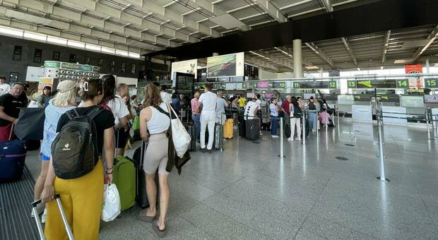 https://statics.cedscdn.it/photos/MED/2025/04/30/8808534_30141104_passeggeri_in_partenza_aeroporto.jpg
