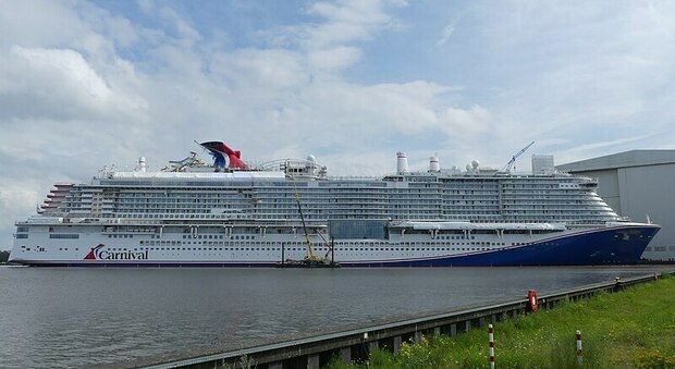 https://statics.cedscdn.it/photos/MED/2025/04/30/8808541_30141932_carnival_jubilee_at_meyer_werft_17.jpg