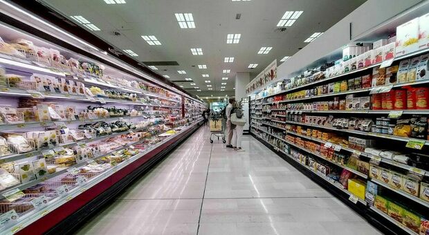https://statics.cedscdn.it/photos/MED/2025/04/30/8808792_30184905_8787121_18101606_supermercati_aperti.jpg