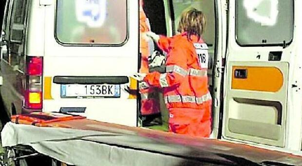 Giovane picchiato e lasciato ferito per strada: ricoverato. S’indaga