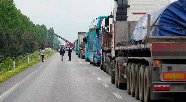 Troppi morti in Romea, incentivi per l'utilizzo dell'autostrada per i camion e barriere spartitraffico anti sorpassi