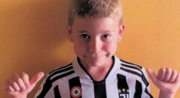 Christian muore annegato nella piscina comunale a 6 anni: chieste quattro condanne (anche per mamma e papà del piccolo) e un'assoluzione