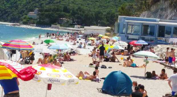 Primo Maggio a Portonovo, assalto alla spiaggia fra tintarella e passeggiate