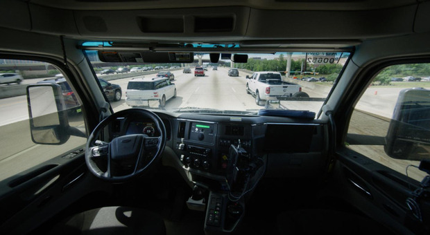 https://statics.cedscdn.it/photos/MED/2025/05/02/8810990_02133433_camion_senza_conducente.jpg