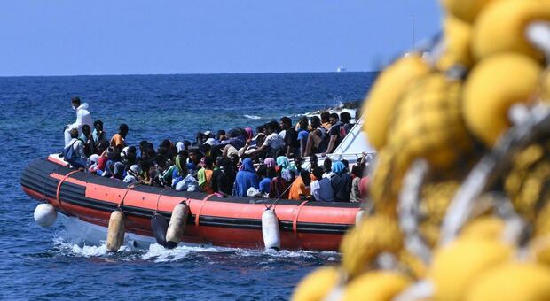 https://statics.cedscdn.it/photos/MED/2025/05/02/8811025_02132724_migranti_sbarchi_lampedusa.jpg