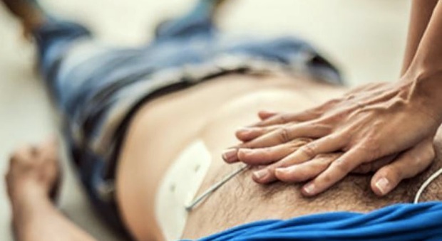 Malore in azienda, 47enne si accascia per un infarto: salvato dai colleghi con il massaggio cardiaco e il defibrillatore