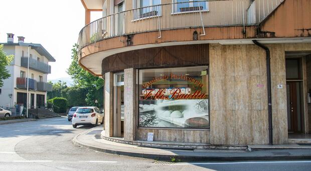 Panificio Baietta derubato, i ladri sono entrati protetti dal buio: «Colpa dei lampioni spenti»